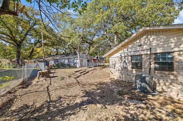 210 Skylark Drive, Azle, TX 76020