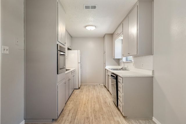 210 Skylark Drive, Azle, TX 76020