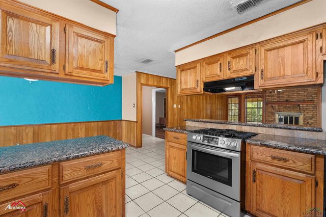 202 Ravenwood Dr, Henderson, TX 75652