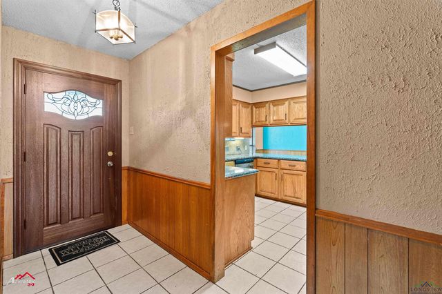 202 Ravenwood Dr, Henderson, TX 75652