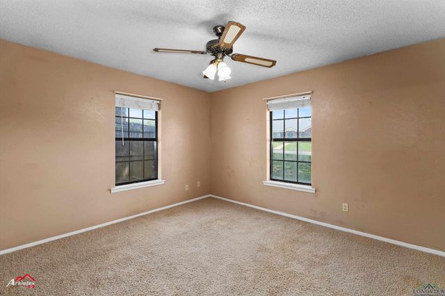 202 Ravenwood Dr, Henderson, TX 75652