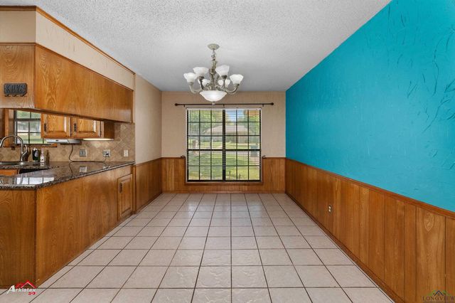 202 Ravenwood Dr, Henderson, TX 75652