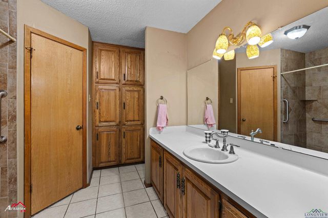 202 Ravenwood Dr, Henderson, TX 75652