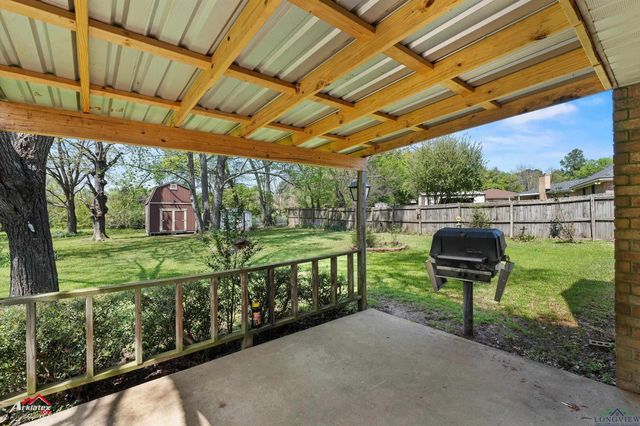 202 Ravenwood Dr, Henderson, TX 75652