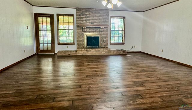 202 Ravenwood Dr, Henderson, TX 75652