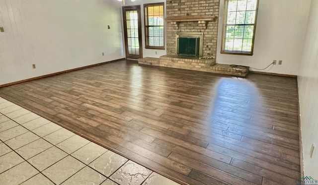 202 Ravenwood Dr, Henderson, TX 75652