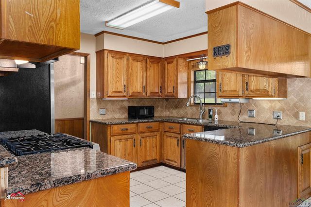 202 Ravenwood Dr, Henderson, TX 75652