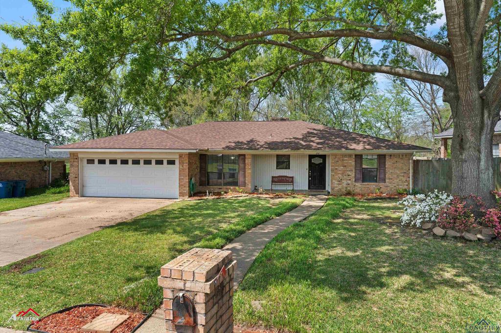 202 Ravenwood Dr, Henderson, TX 75652