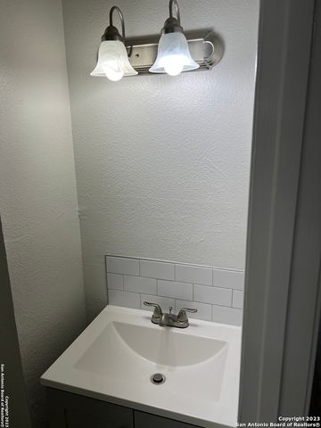 5034 Creekmoor, San Antonio, TX 78220