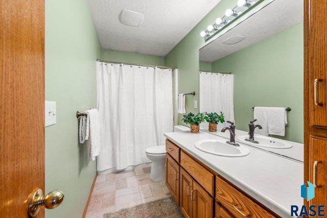 208 N Dewberry Ave Avenue, Sioux Falls, SD 57110