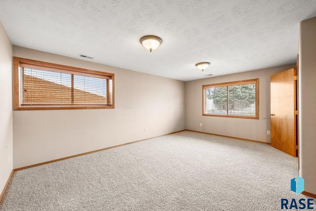 208 N Dewberry Ave Avenue, Sioux Falls, SD 57110