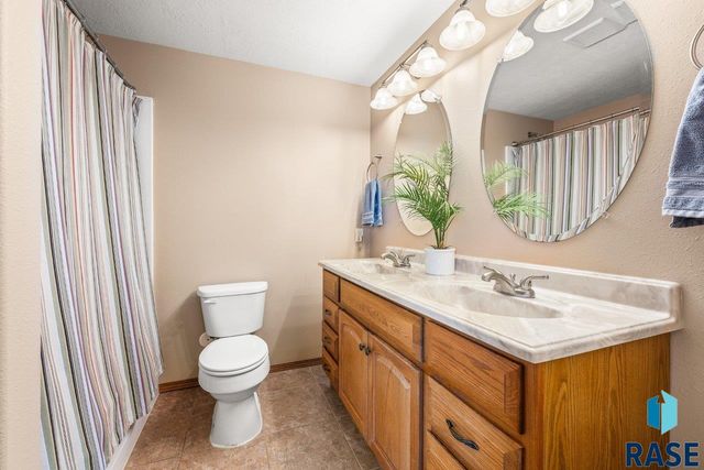 208 N Dewberry Ave Avenue, Sioux Falls, SD 57110