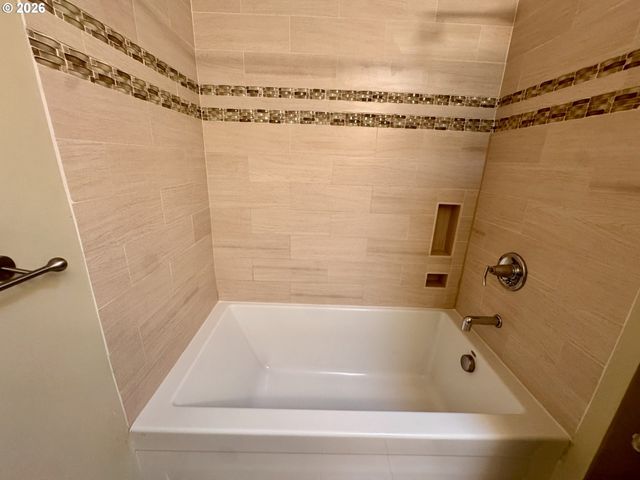960 Ne 108TH Ave, Portland, OR 97220