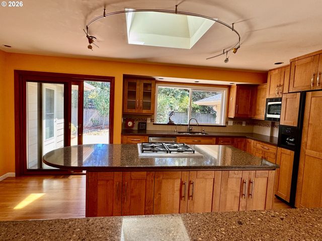 960 Ne 108TH Ave, Portland, OR 97220