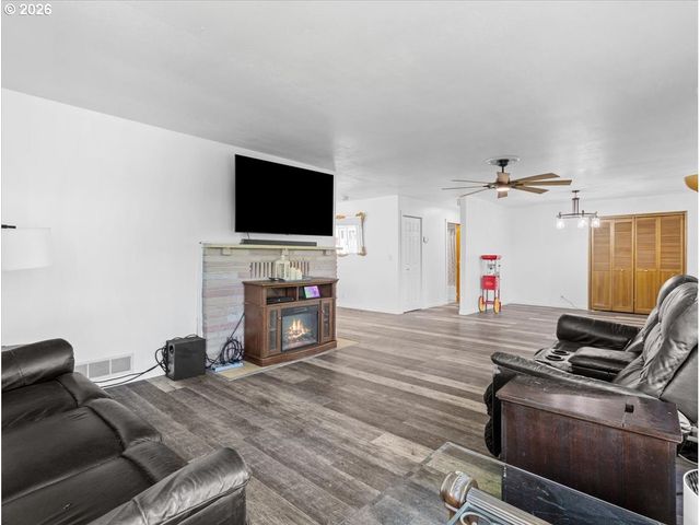 1125 FISHPOND Rd, Kelso, WA 98626