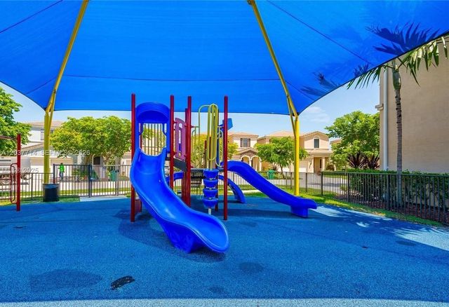636 NE 193rd St 636, Miami, FL 33179