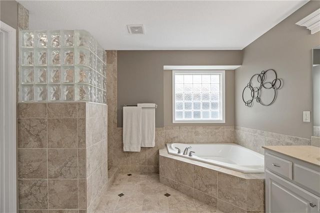 23632 W 52nd Terrace, Shawnee, KS 66226
