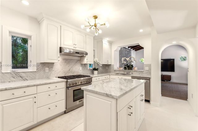 5711 N Bay Rd, Miami Beach, FL 33140