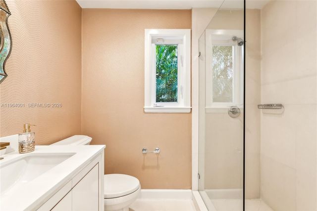 5711 N Bay Rd, Miami Beach, FL 33140