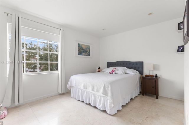 574 NW 159th Ave, Pembroke Pines, FL 33028