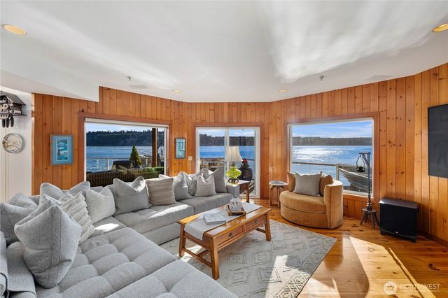 26 N Salmon Beach, Tacoma, WA 98407