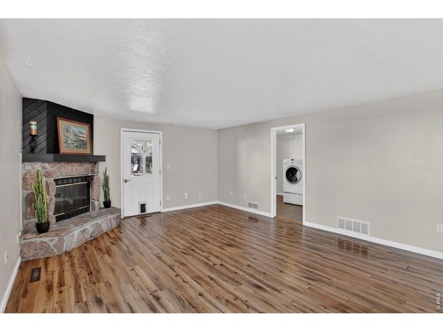 582 Highland Dr, Longmont, CO 80504