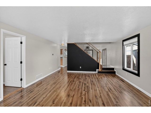 582 Highland Dr, Longmont, CO 80504