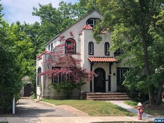 982 Queen Anne Road, Teaneck, NJ 07666