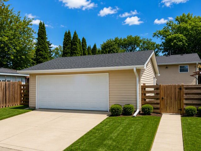 2714 Gilead Avenue, Zion, IL 60099