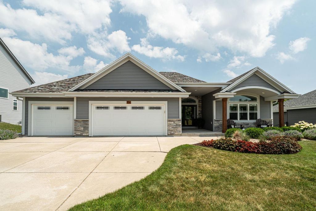 437 Chapel Hill DRIVE, Johnson Creek, WI 53038