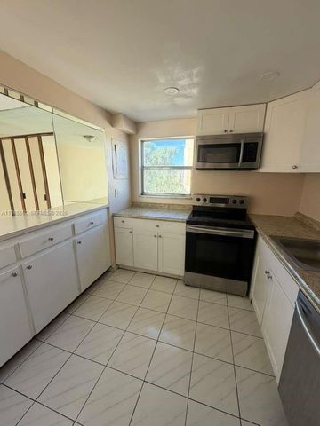 9180 Fontainebleau Blvd 401, Miami, FL 33172