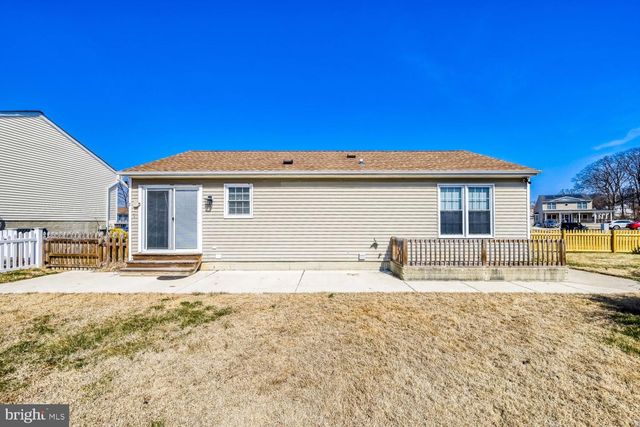 9 FRANCIS GREEN CIR, Essex, MD 21221