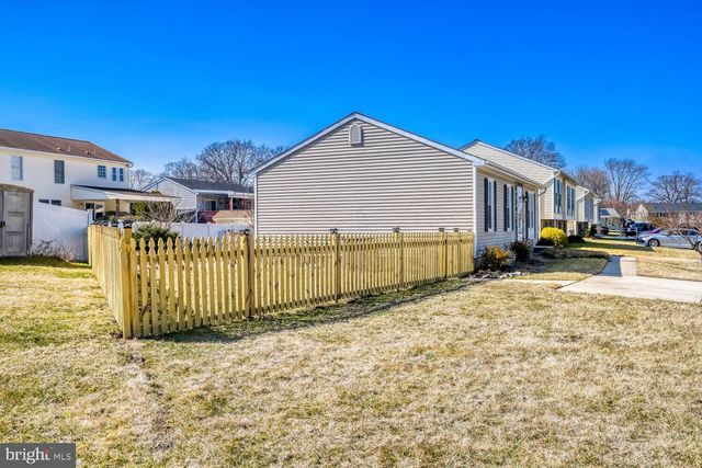 9 FRANCIS GREEN CIR, Essex, MD 21221