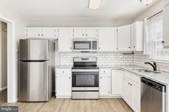 9 FRANCIS GREEN CIR, Essex, MD 21221