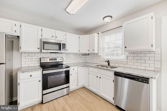 9 FRANCIS GREEN CIR, Essex, MD 21221