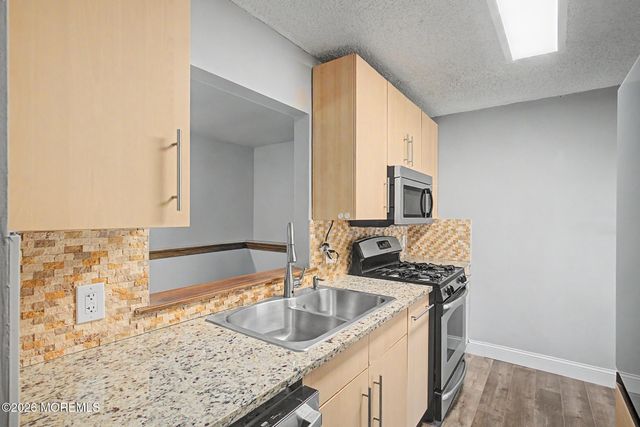 208 Sunshine Court 208, Parlin, NJ 08859
