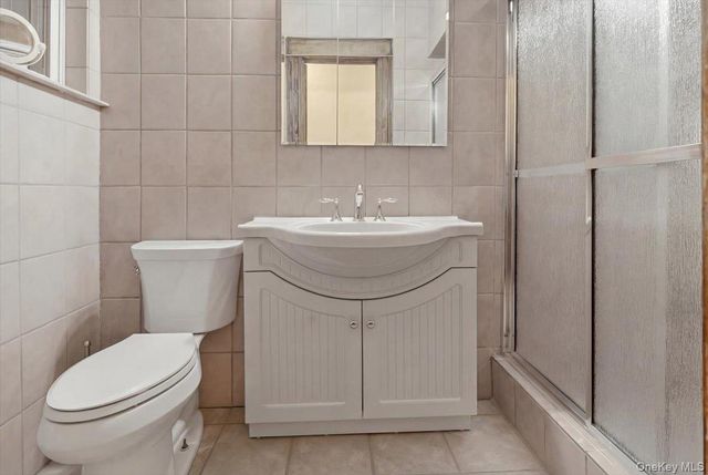 6051 68TH Avenue, Ridgewood, NY 11385