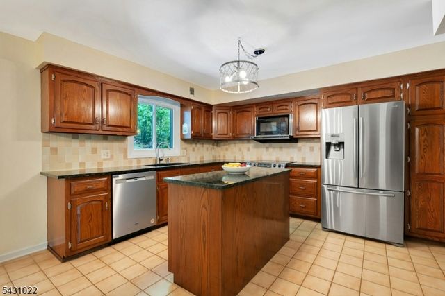 22 SANDALWOOD DR, Warren Twp., NJ 07059