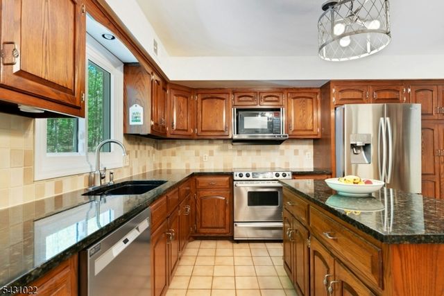 22 SANDALWOOD DR, Warren Twp., NJ 07059