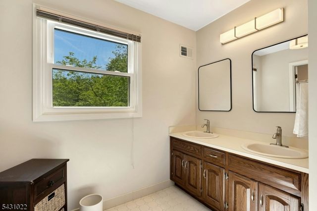 22 SANDALWOOD DR, Warren Twp., NJ 07059