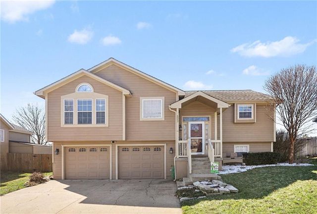 5217 NE Holiday Drive, Lee's Summit, MO 64064