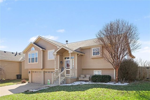 5217 NE Holiday Drive, Lee's Summit, MO 64064