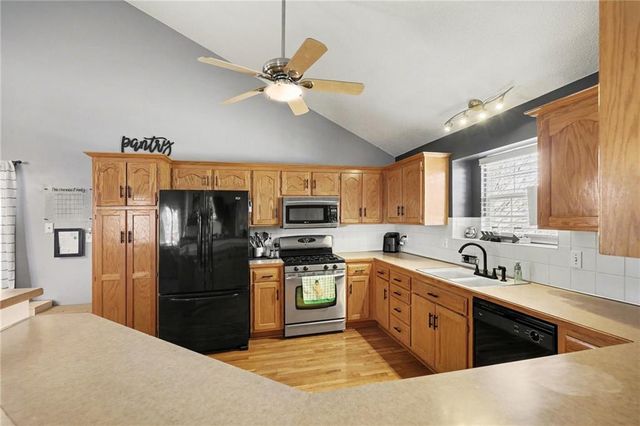 5217 NE Holiday Drive, Lee's Summit, MO 64064