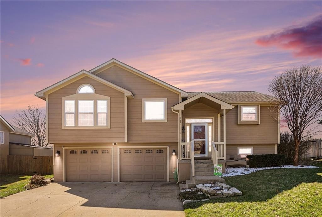 5217 NE Holiday Drive, Lee's Summit, MO 64064