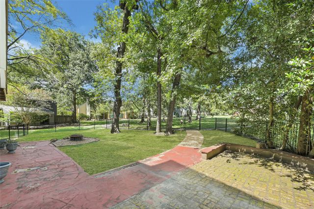 111 Springs Edge Drive, Conroe, TX 77356