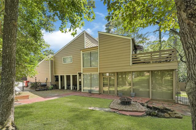 111 Springs Edge Drive, Conroe, TX 77356