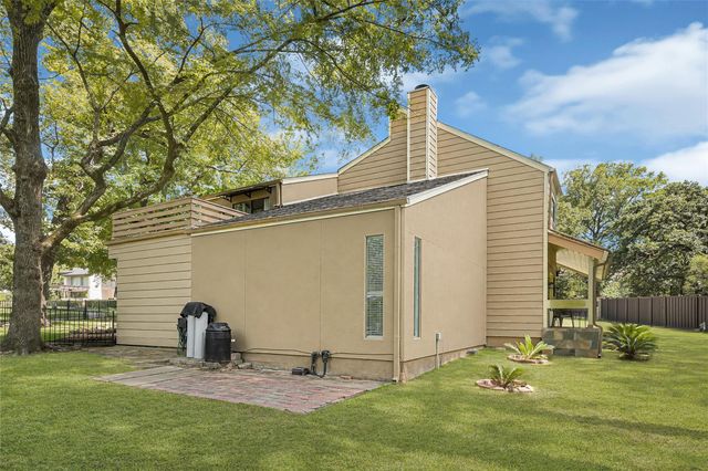 111 Springs Edge Drive, Conroe, TX 77356