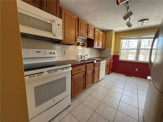 351 New London Avenue 302, Warwick, RI 02886