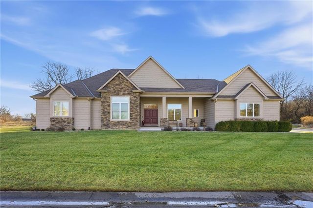 900 Oakmont Drive, Lansing, KS 66043