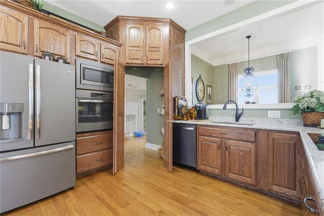 900 Oakmont Drive, Lansing, KS 66043